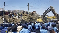 Policie prohledává místo sesuvu na skládce na okraji etiopské metropole Addis...