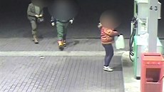 Trojice pachatel tankuje benzín, jím pozdji zapálila kontejner na odpad.