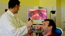 Pednosta Jan Vodika vyetuje pacienta s pomocí stroboskopického systému,...