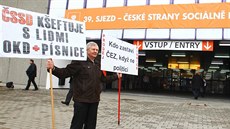 Delegáty sjezdu SSD vítali u brnnského Výstavit i lidé protestující proti...