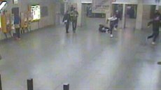 Policie hledá zbylé rváe z metra, kteí srazili seniorku