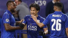 Wes Morgan (vlevo) slaví vedoucí gól Leicesteru v utkání se Sevillou se...
