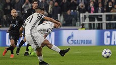 Paulo Dybala z Juventusu promuje pokutový kop v utkání proti Portu.