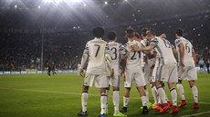 GÓLOVÁ RADOST. Fotbalisté Juventusu oslavují vstelenou branku proti Portu v...