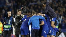 POSTUPOVÁ EUFORIE. Fotbalisté Leicesteru se radují z postupu do čtvrtfinále...
