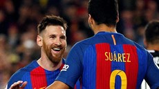 Fotbalisté Barcelony Lionel Messi a Luis Suárez oslavují vstřelený gól proti...