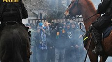 Zábr z policejního zákroku ped utkáním Opava - Baník loni v beznu. 