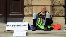 Jiří Bezděk drží před budovou Ústavního soudu v Brně hladovku. Chce tak soud...