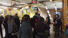 Paní dozorí ze stanice metra Florenc podávala cestujícím informace, jak se...