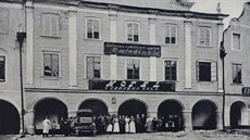 Hotel U erného orla v Teli na dobové fotografii.