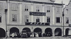 Hotel U �erného orla v Tel�i na dobové fotografii.