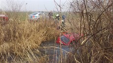 idi na Nymbursku nezvládl zatáku, s autem skonil v potoce (14.3.2017).