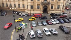 Protest idi AAA Radiotaxi ped budovou praského magistrátu.