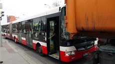 Autobus MHD se v Praze 4 stetl s nákladním vozem Praských slueb (17.3.2017).