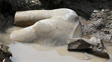 ást sochy v nadivotní velikosti faraona Ramesse II. v Káhie (9. bezna 2017)