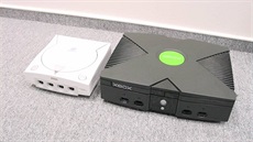 Vlevo Dreamcast, vpravo Xbox