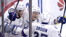 Victor Hedman (77), Ond�ej Palát (uprost�ed) a Jonathan Drouin slaví gól Tampy...