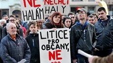 Na námstí Republiky v Plzni demonstrovali lidé proti plánované výstavb...