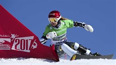 eská snowboardistka Ester Ledecká v osmifinálové jízd v paralelním slalomu na...