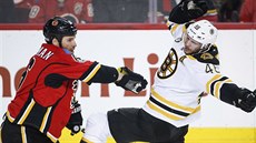 David Krejí (vpravo) z Bostonu padá po stetu s  Dennisem Widemanem z Calgary.