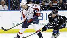 Ond�ej Palát (vpravo) z Tampy Bay se sna�í zastavit washingtonského Justina...