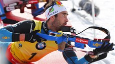 Francouzský biatlonista Martin Fourcade pi stelb v závodu s a masovým...