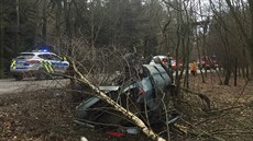 Mezi Kladnem a Libuínem pevrátil idi auto na stechu, piletl pro nj...