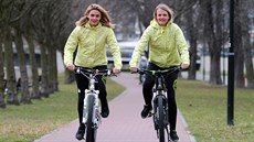 Studentky Petra Krhutová (vlevo) a Helena Záleská, které se svým cyklostanem...