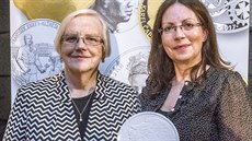 Olga a Martina Meníkovy, manelka a dcera Vladimíra Meníka, pevzaly medaili...