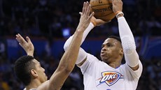 Russell Westbrook (vpravo) z Oklahoma City stílí pes Dannyho Greena ze San...