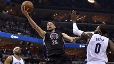 Austin Rivers z LA Clippers zakonuje proti Memphisu, Vince Carter (vlevo) to...