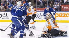 Michal Neuvirth hlídá branku Philadelphie v duelu s Torontem.