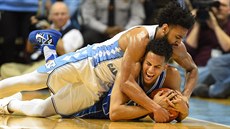 Joel Berry II (naho�e) z North Caroliny a Frank Jackson z Duke bojují o mí�.