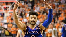 Frank Mason III (0) z Kansasu slaví s fanou�ky výhru.