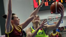 Sonja Petroviová (vpravo) z USK Praha zakonuje, brání ji Anastasia ilovová z...