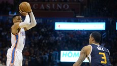 Russell Westbrook z Oklahoma City st�ílí, sleduje ho George Hill z Utahu.