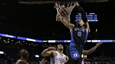 Jayson Tatum (0) z Duke smeuje do koe North Caroliny.