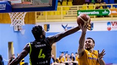 Cedrick Turman z Brna zastavuje Marka Sehnala z Prost�jova.