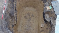 Ná�elnický hrob kultury se ���rovou keramikou v Kostelci nad Orlicí