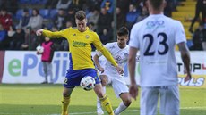 Zlínský zálo�ník Diego �ivuli� (ve �lutém) v utkání proti Slovácku