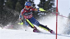 Mikaela Shiffrinová na trati slalomu ve Squaw Valley
