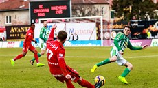 Jan tohanzl z Brna (v erveném) centruje v duelu proti Bohemians