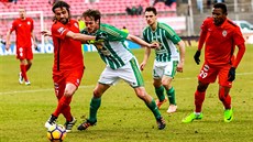 Brnnský kapitán Pavel Zavadil (vlevo) a Michal vec z Bohemians v souboji o mí