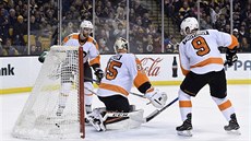 Gólman Philadelphie Steve Mason inkasuje gól od útoníka Bostonu Davida...