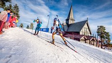 Martin Fourcade (vpedu) na trati sprintu v Oslu