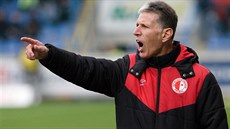 HEJ, HRAJ TO TAKHLE! Slávistický kou� Jaroslav �ilhavý dává pokyny.