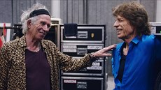 Keith Richards a Mick Jagger v zákulisí turné Rolling Stones