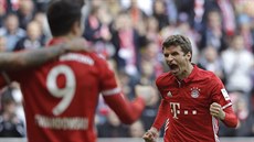 Thomas Müller z Bayernu Mnichov slaví gól, který vstřelil jeho spoluhráč Robert...