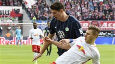 Útoník Wolfsburgu Mario Gomez v souboji s obráncem RB Lipska Willi Orbanem.
