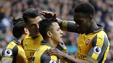 Hrái Arsenalu se radují z vyrovnávací trefy Alexise Sáncheze (uprosted) na...